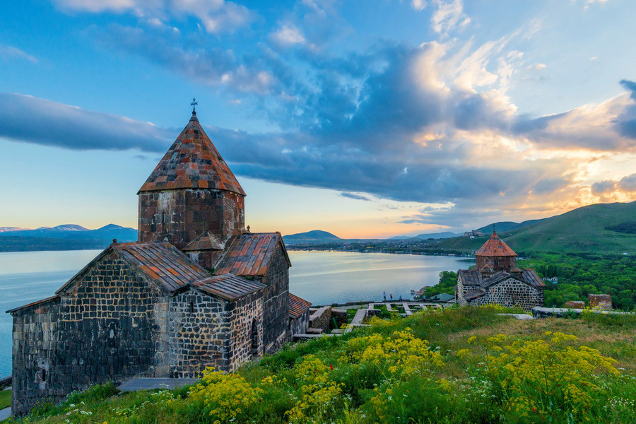 Tour storico dell’Armenia. Giorno 4: Monastero di Tatev, Caravanserraglio di Orbelyan, Cimitero di Noratus, Lago Sevan, Monastero di Sevanavank