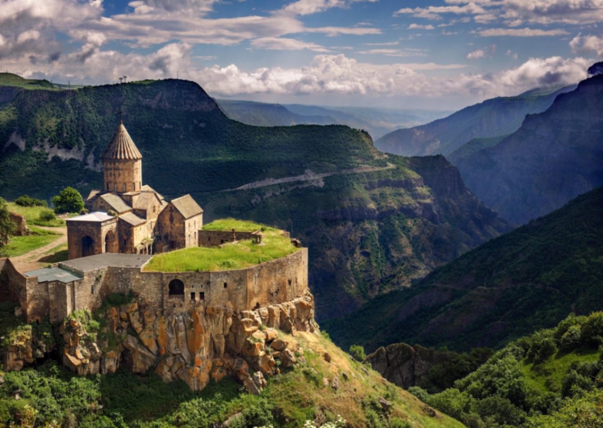 Haik - viaggio in Armenia. Scopri Yerevan, Gyumri, Khor Virap, Noravank, Geghard, Garni, Echmiadzin, Tatev e molto altro.