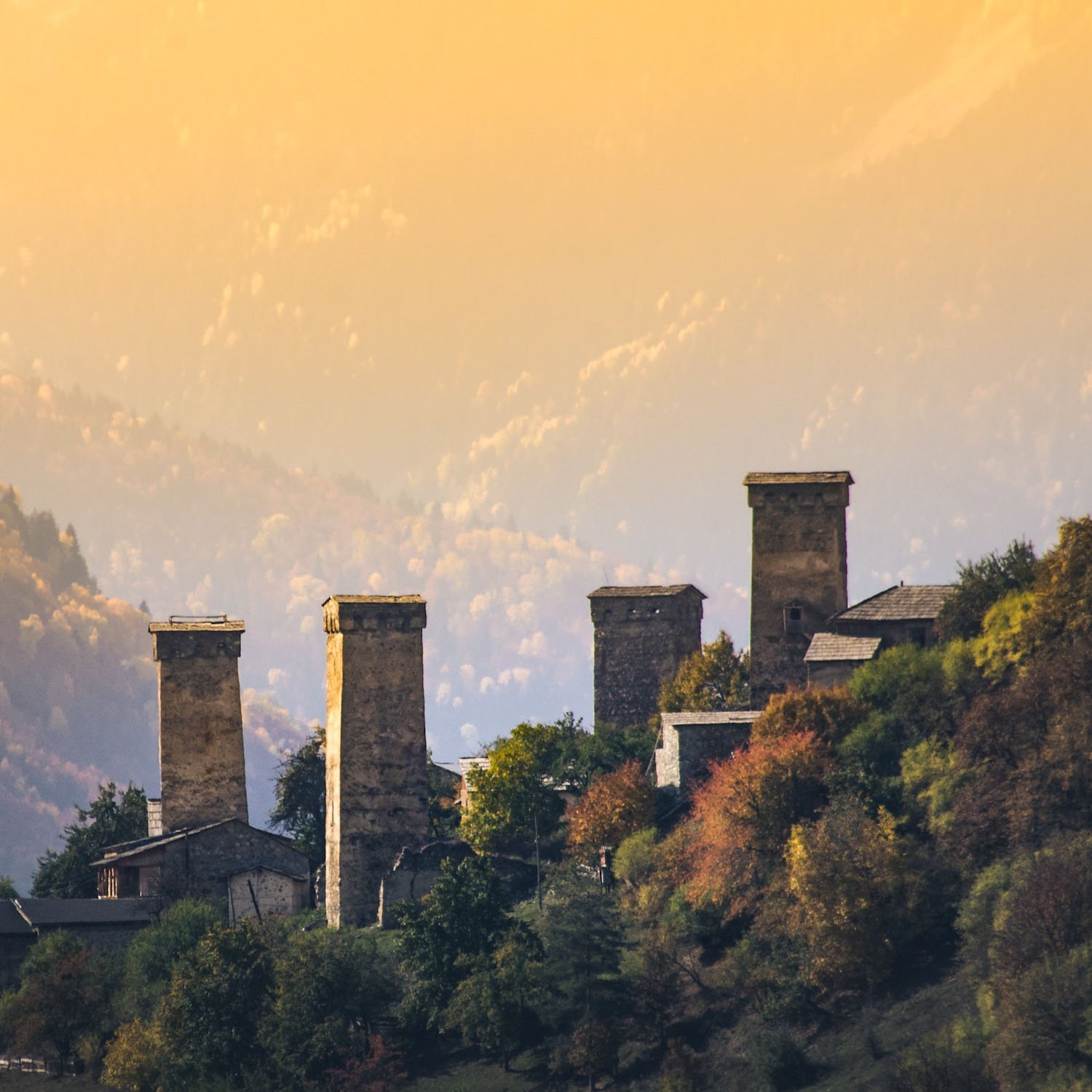 Tour guidato in Svaneti - Vista panoramica delle montagne che circondano Mestia e delle antiche torri medievali