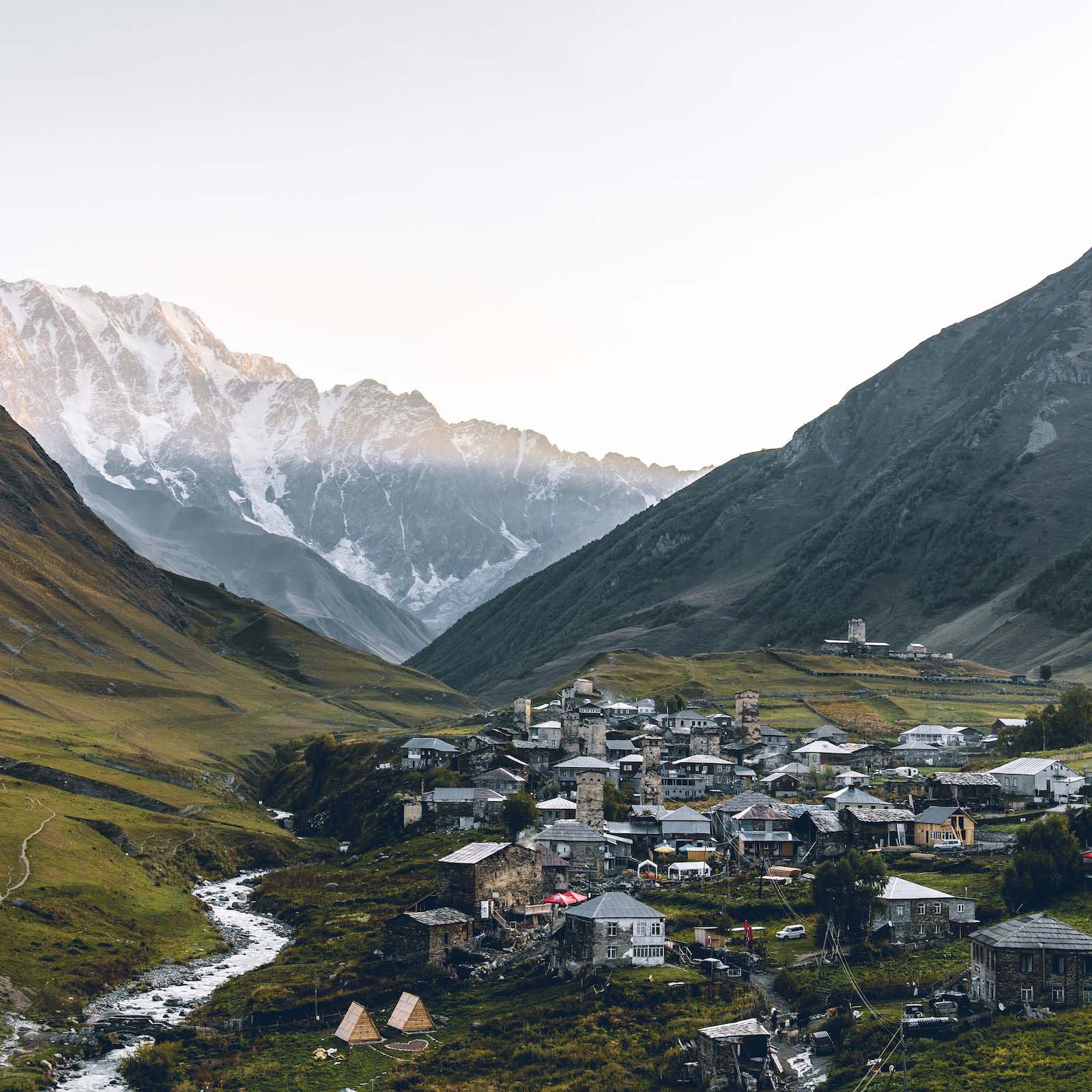Tour guidato in Svaneti - Vista di Ushguli e del ghiacciaio Shkhara